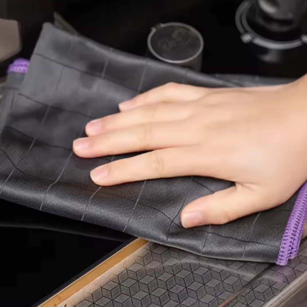 Lint-free carbon fiber cleaning cloth